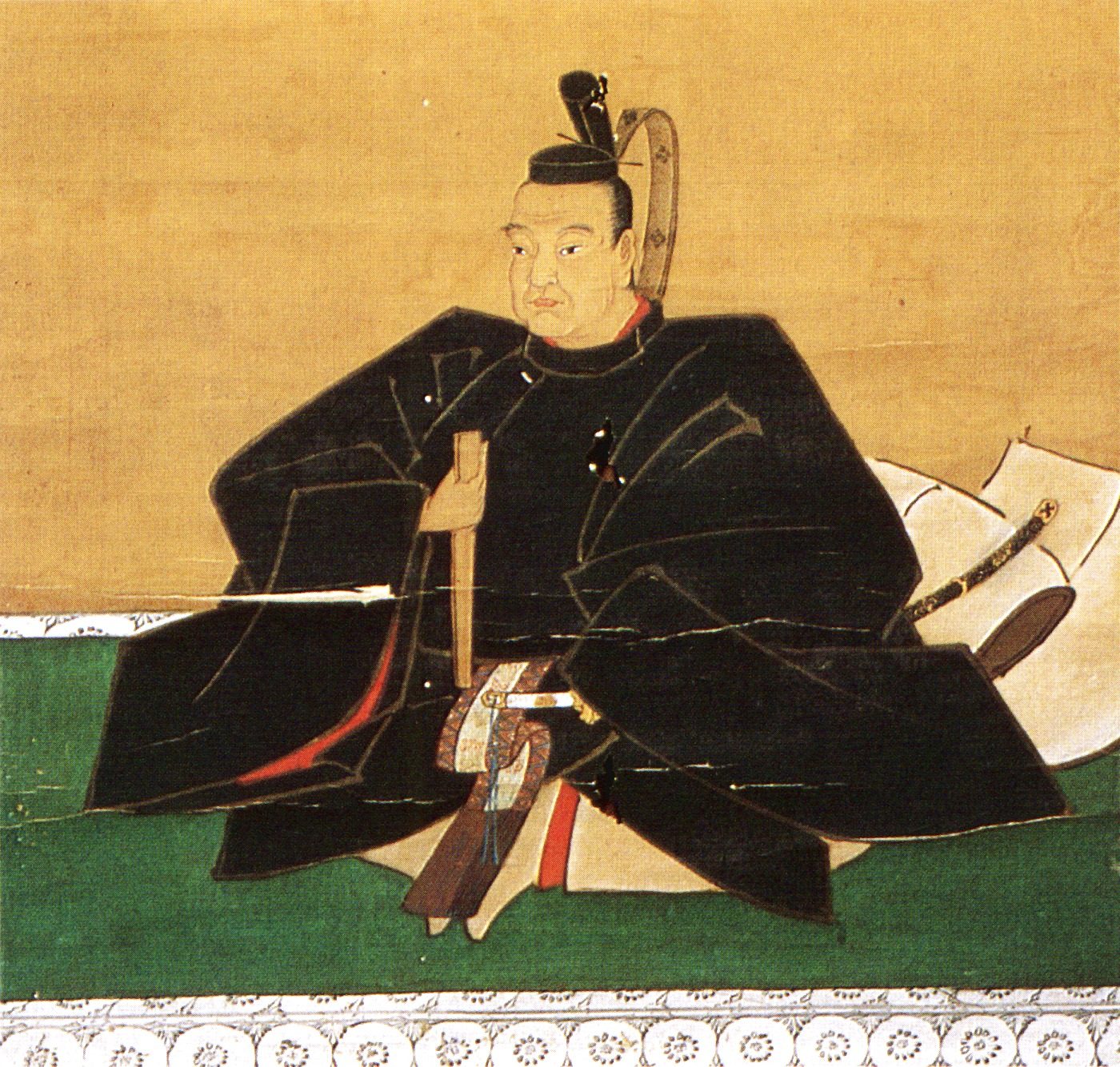 Retrato em rolo vertical de um homem sentado, de amplas vestes de corte negras e alto barrete negro, cetro achatado na mão e espada ao lado, numa esteira verde