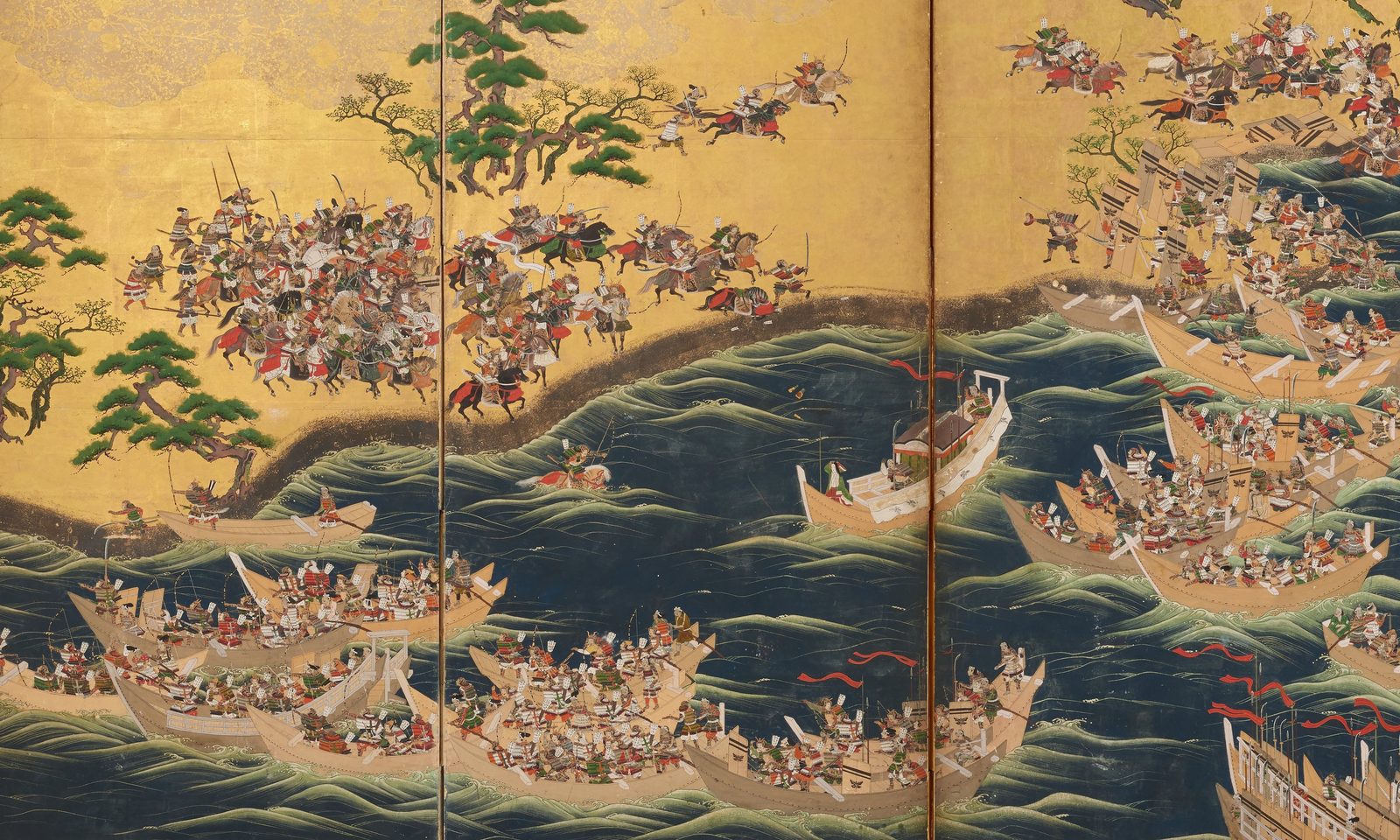 A Batalha de Yashima, do Heike monogatari, pormenor de biombo de fundo dourado: cavaleiros investem numa praia sob pinheiros, barcos de homens armados no mar