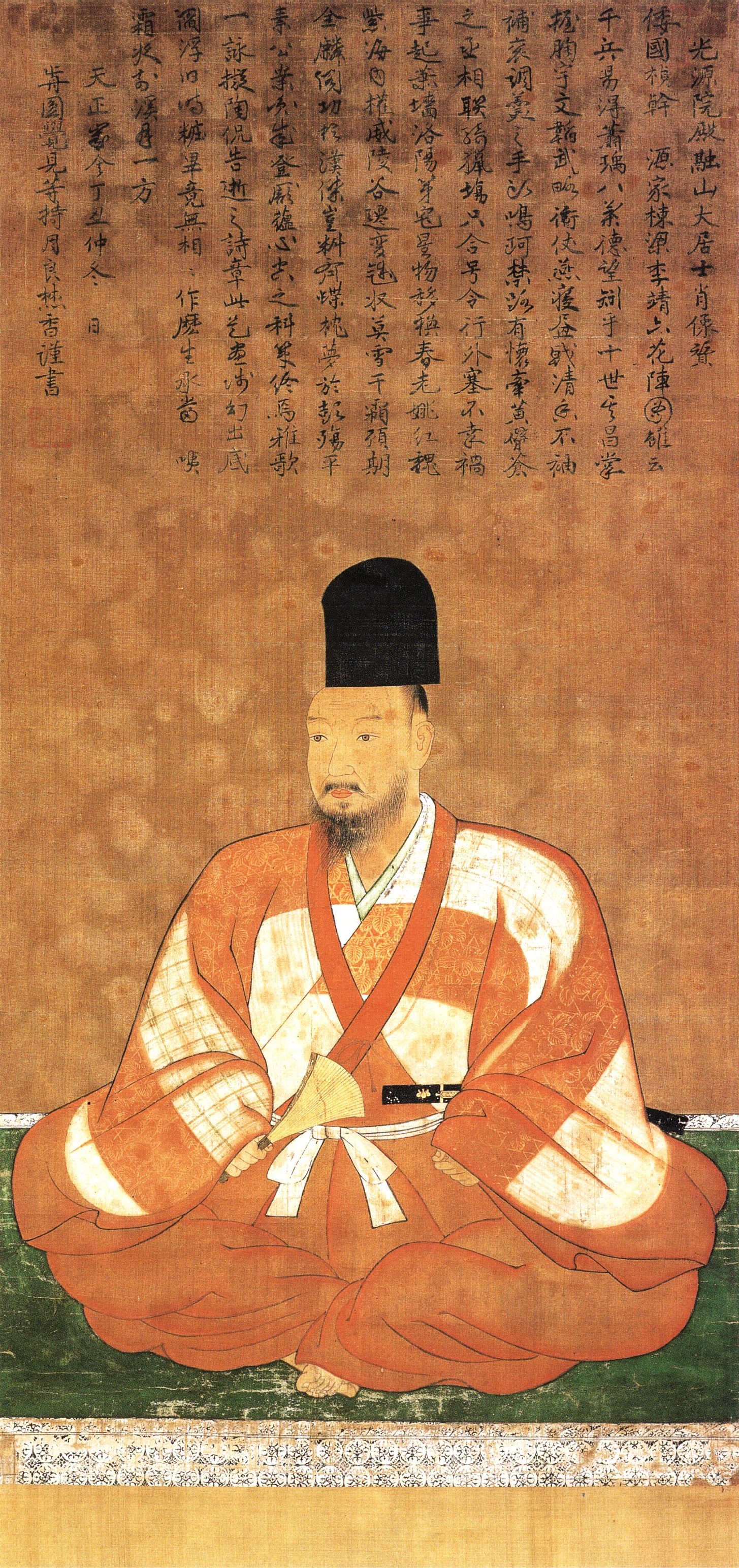 Retrato do xogum Ashikaga Yoshiteru, de pernas cruzadas numa esteira de orla verde, vestes laranja, alto barrete negro, leque na mão, sob inscrição em chinês