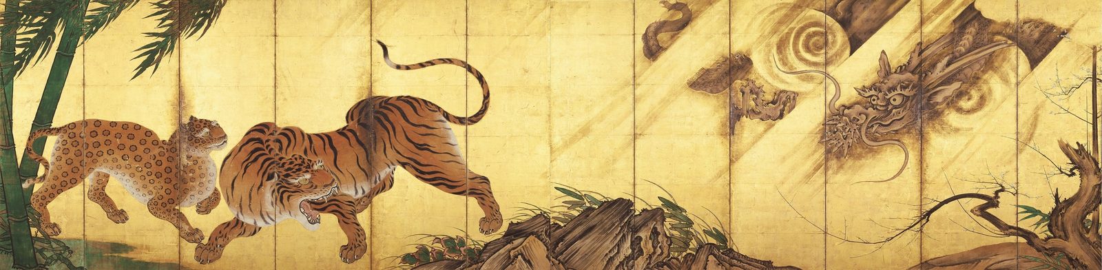 Um tigre, um leopardo e um dragão num biombo de fundo dourado de Kanō Sanraku — o mesmo idioma da escola Kanō, de fundos dourados e feras em escala descomunal, que Hideyoshi encomendou para os salões interiores do Castelo de Osaca