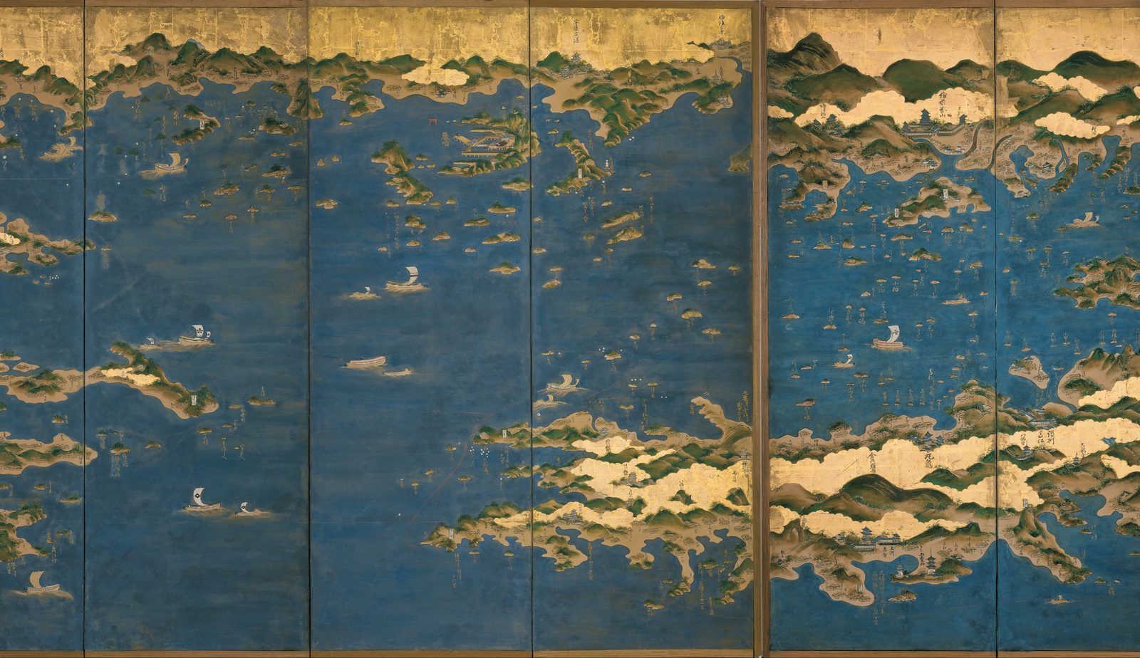 帆船と漁村が点在する瀬戸内海を描いた、17世紀末の日本の屏風。地形は変わらぬまま、1420年に宋希璟の使節団を博多から京都へと運んだ、島々の連なるこの海域である