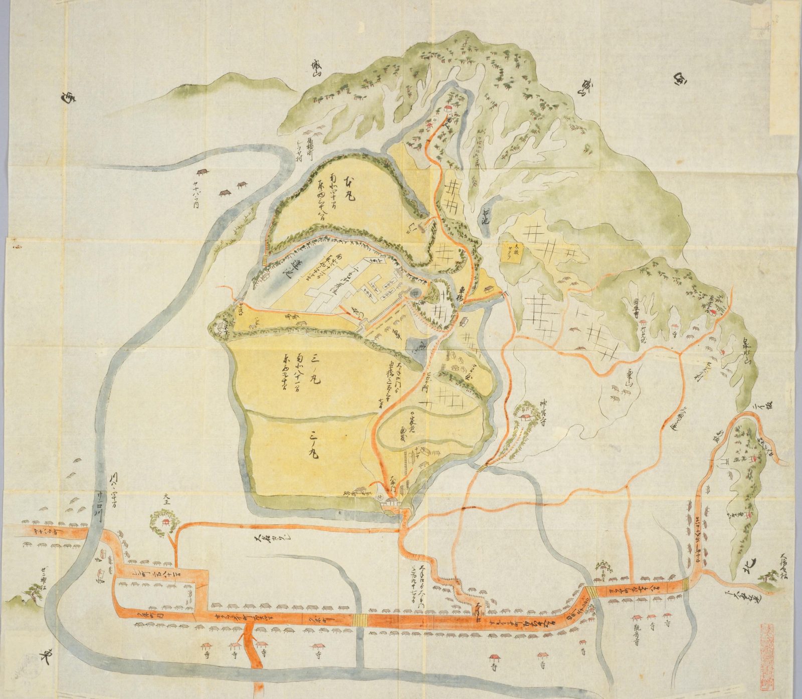 丘の上の城と城下町を描いた彩色の絵図。緑の山々に囲まれた黄色の曲輪、蛇行する青い川、家並みの続く朱色の大通りが見える